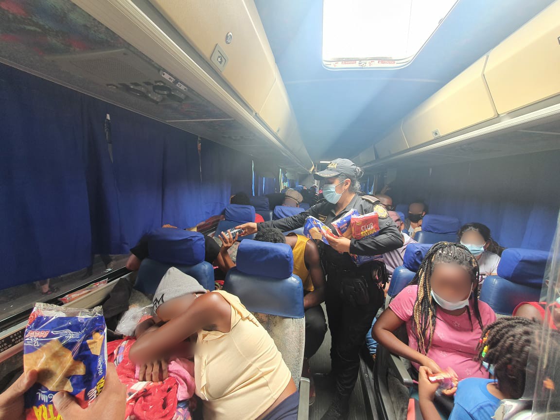 Piloto y ayudante de autobús son capturados por trasladar a 60 migrantes