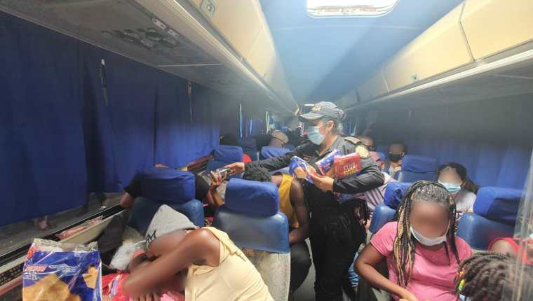 Los migrantes fueron trasladados a Migración: Foto Prensa Libre: PNC.