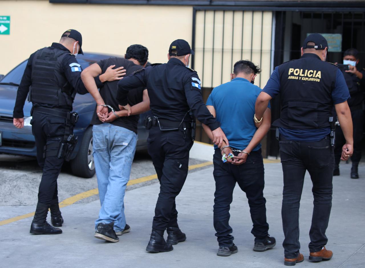 Los detenidos fueron trasladados al Juzgado para resolver su situación legal. Foto Prensa Libre: PNC. 