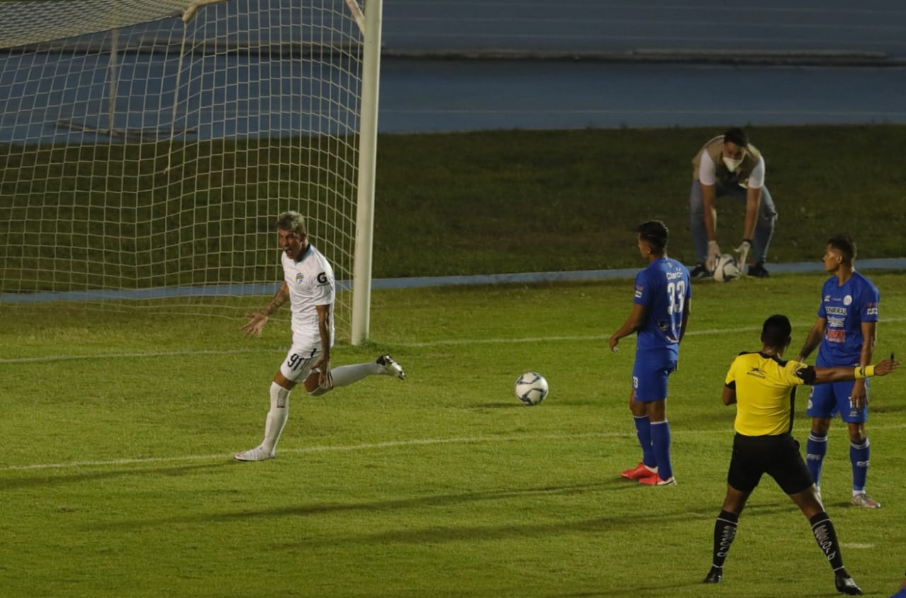Nicolás Royón festeja la primera anotación de Comunicaciones frente a Achuapa. (Foto Prensa Libre: Esbin García).