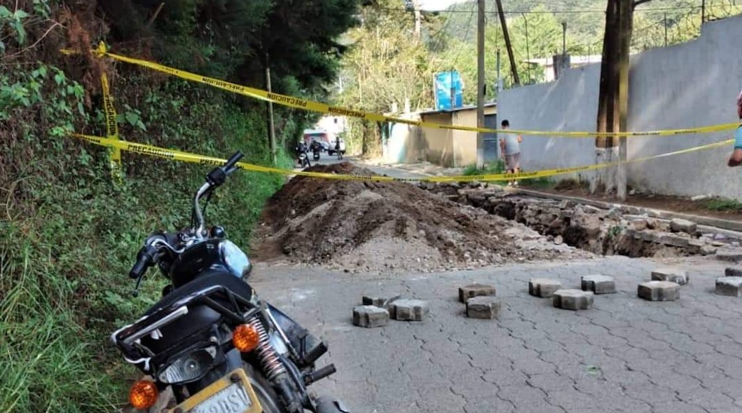La Muni de Mixco cerro el paso por la aldea El Manzanillo. Foto Prensa Libre:  Noticiero Starnews.