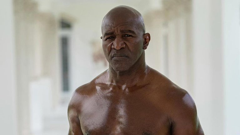 El excampeón del mundo del peso pesado, Evander Holyfield, confirmó en su Instagram que volverá a los cuadriláteros el 5 de junio próximo. Foto Prensa Libre: Instagram Evander Holyfield. 