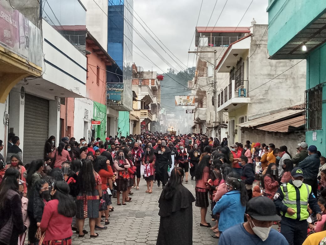 Sin distanciamiento y algunos sin mascarilla, pobladores participan del cortejo procesional en Chichicastenango. (Foto Prensa Libre: Héctor Cordero)