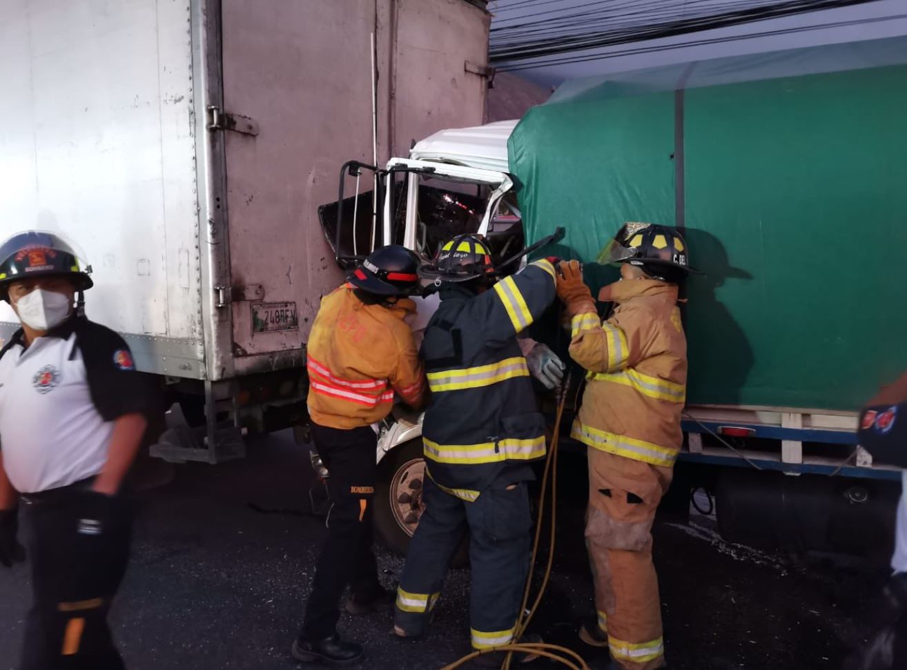 Bomberos Voluntarios utilizan equipo hidráulico para recuperar el cadáver del piloto del camión que murió en el accidente del km 30 ruta al Pacífico. (Foto Prensa Libre: Bomberos Voluntarios: