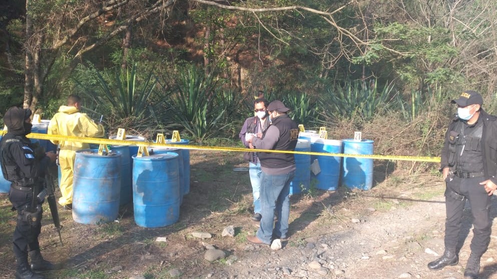 Los químicos eran transportados en toneles plásticos. (Foto Prensa Libre: PNC)
