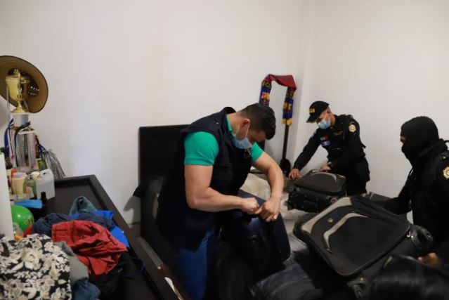 Durante los allanamientos se encontró dinero en efectivo, drogas, entre otros ilícitos. (Foto Prensa Libre: Cortesía MP)