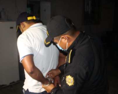 Detienen a hombre que supuestamente mantenía encadenada a su hermana de 15 años en Petén