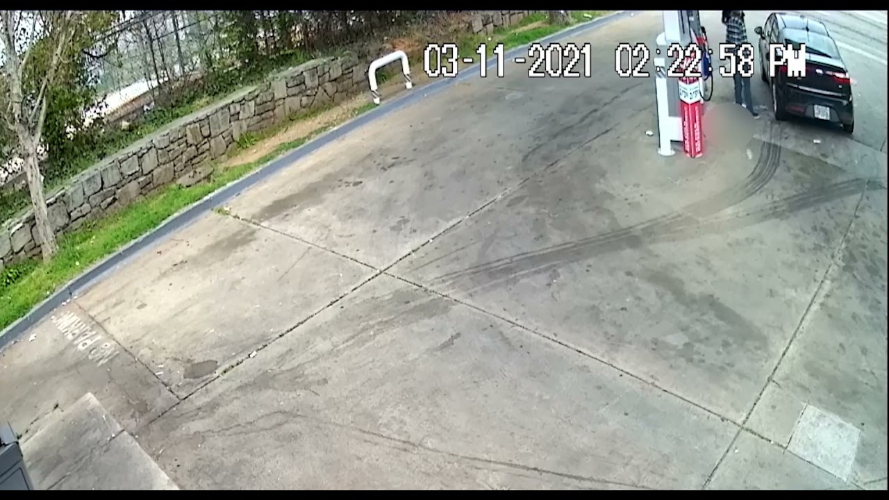 Hombre intenta robar el auto a un anciano de 82 años. (Foto Prensa Libre: YouTube/Atlanta Police Department)