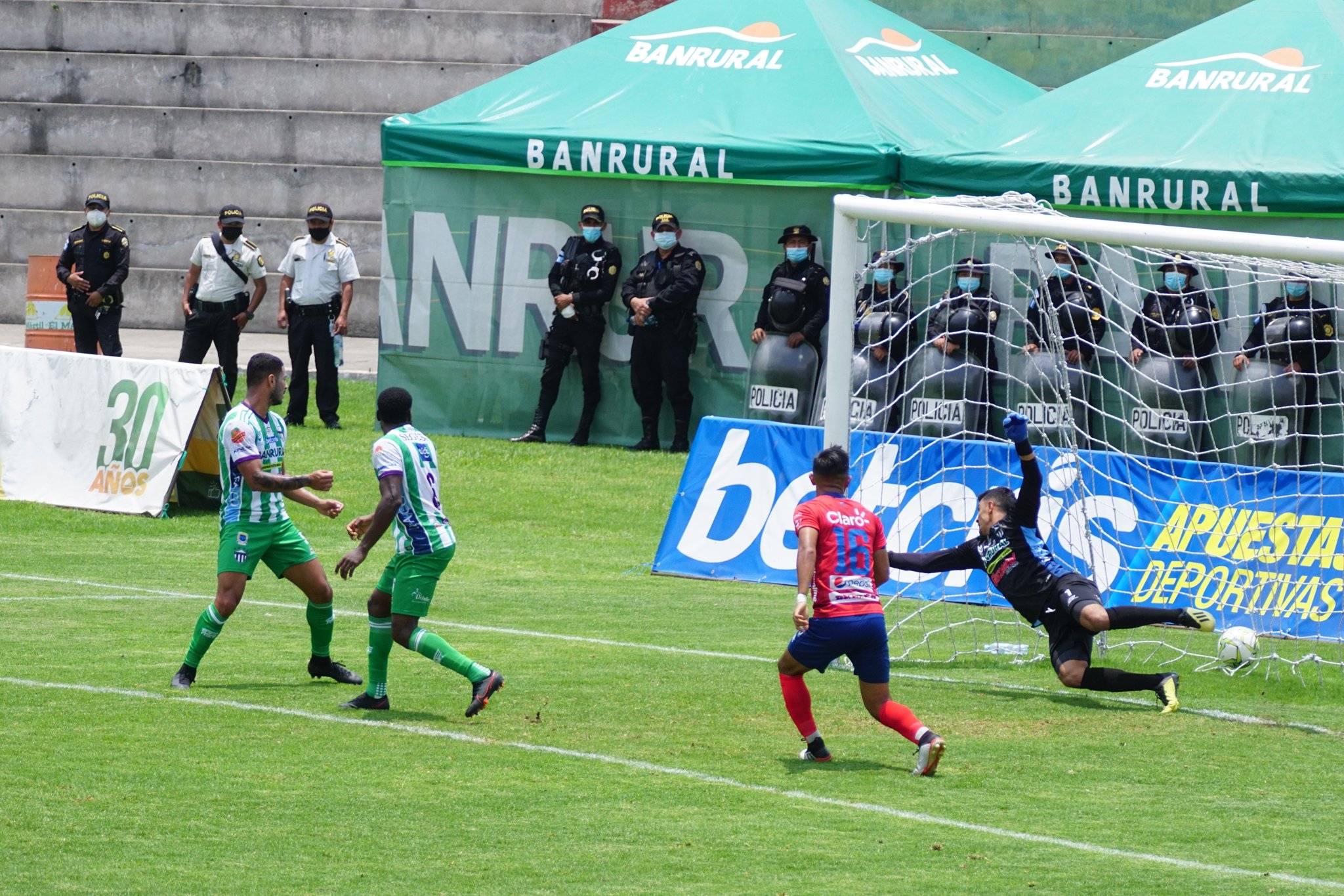 El portero de Antigua no puede evitar la anotación de Manuel López para el empate 1-1. (Foto AndresNadf).