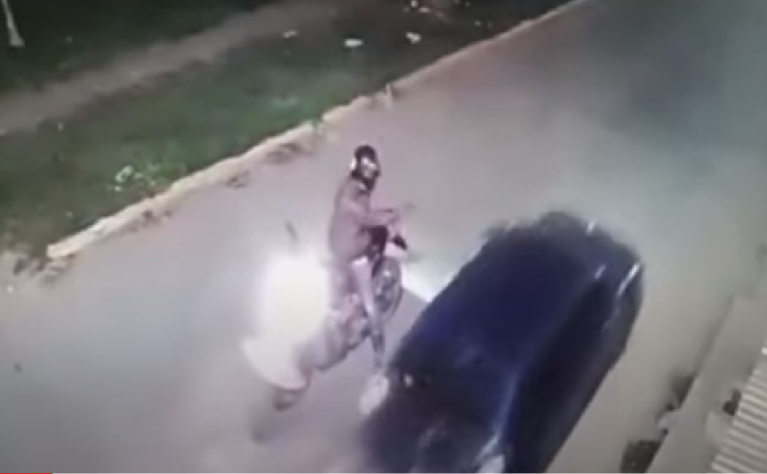 Damián Di Bello, de 23 años, quien el pasado sábado 17 de abril fue atacado a balazos por su mejor amigo, Nicolás Emanuel Jaime, 23 en Merlo, Buenos Aires, Argentina, por darle Me gusta a una foto de su novia en Facebook. (Foto Prensa Libre: Captura de video de YouTube)