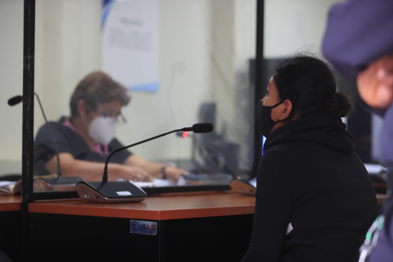 Joselin Alejandra Castro fue ligada a proceso sindicada de haber maltratado a su hija de 4 años, en Amatitlán. (Foto Prensa Libre: Juan Diego González)