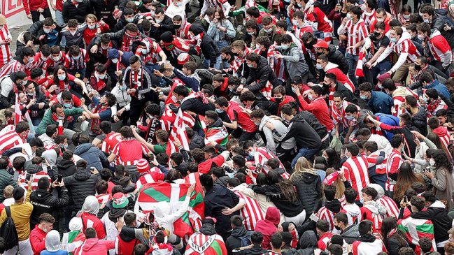 Cientos de aficionados de Athletic provocaron incidentes en Bilbao previo a la final ante Real Sociedad por Copa del Rey. (Foto Redes).