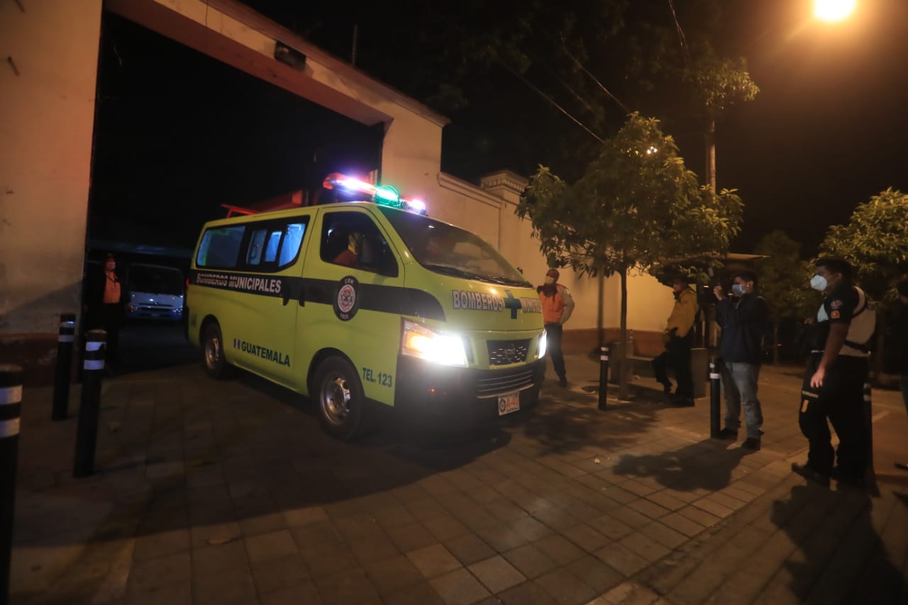 Los cuerpos de los dos bomberos fueron trasladados a la morgue del Inacif. (Foto: Fernando Cabrera)