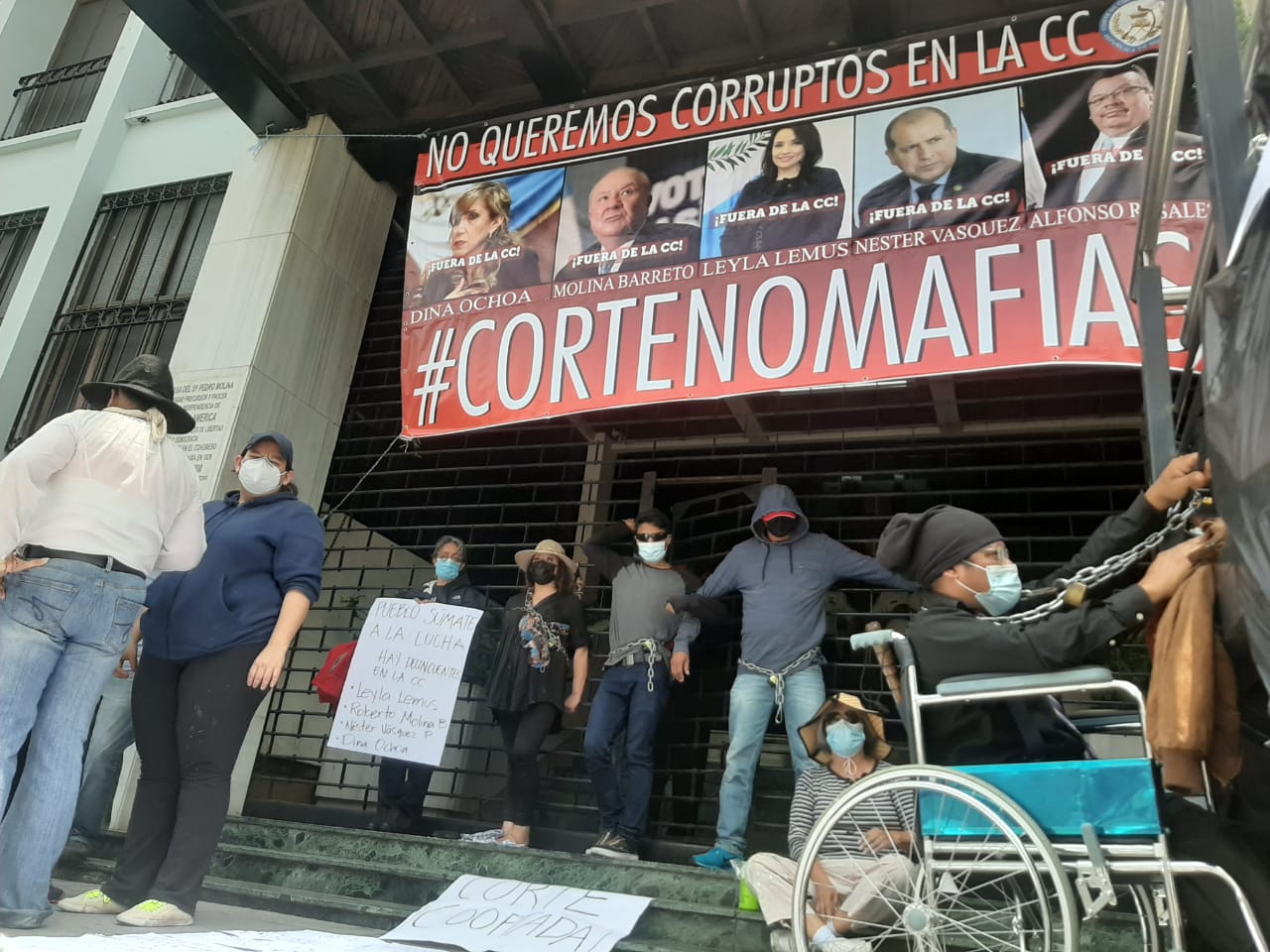 Manifestantes se encadenan frente a la Corte de Constitucionalidad para protestar contra los nuevos magistrados. (Foto Prensa Libre: Andrea Domínguez)