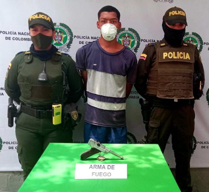 Uno de los hombres detenidos en Cartagena por asaltar con una pistola, que resultó ser una reliquia con un valor de US$25 mil. (Foto Prensa Libre: Policía de Colombia)