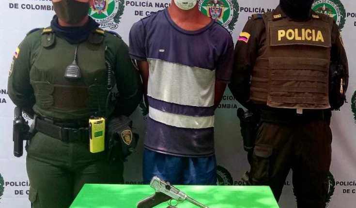 Uno de los hombres detenidos en Cartagena por asaltar con una pistola, que resultó ser una reliquia con un valor de US$25 mil. (Foto Prensa Libre: Policía de Colombia)
