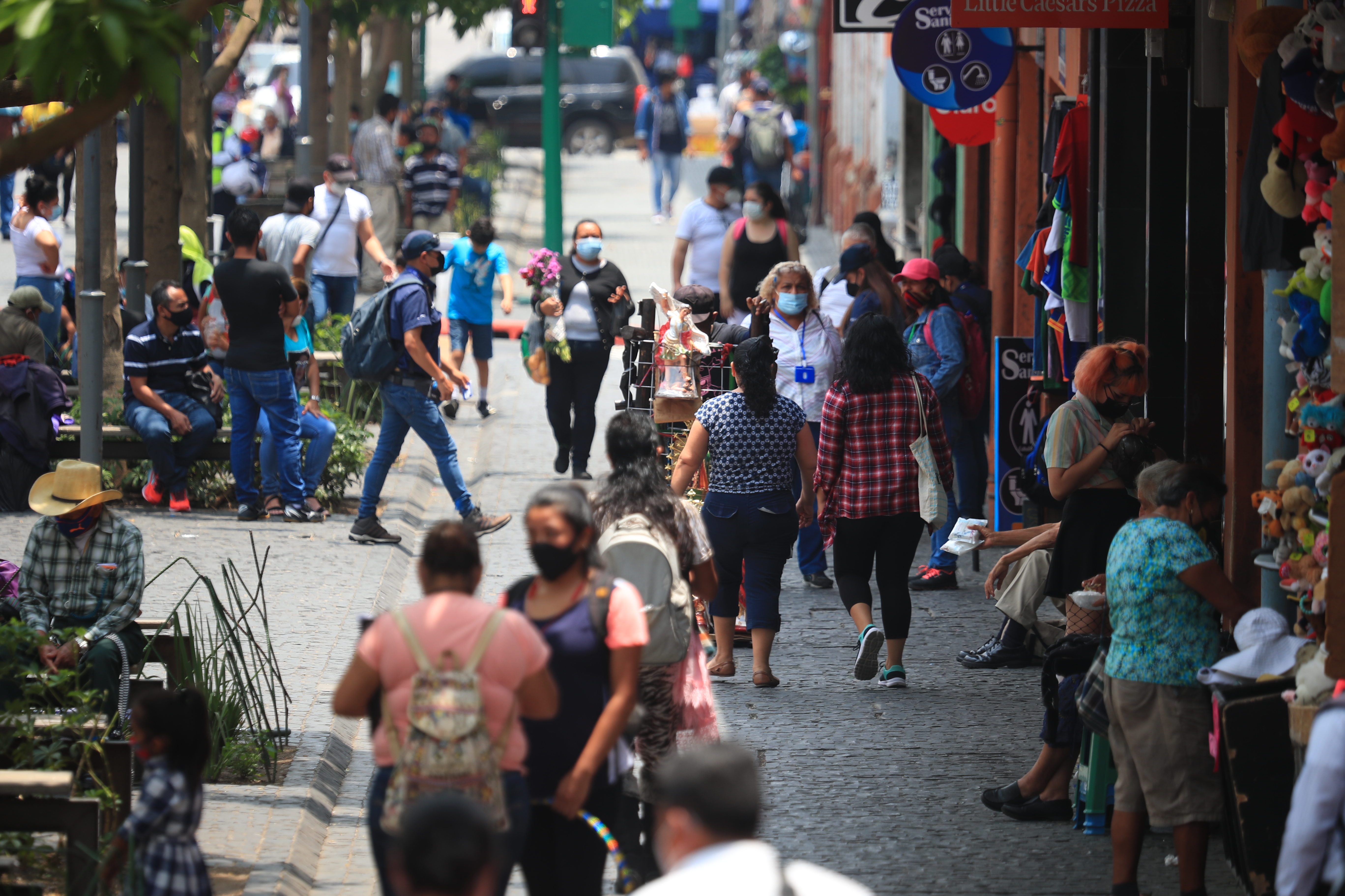 El reporte del Ministerio de Salud de las últimas 24 horas indica que hay más de 14 mil casos activos de covid-19 en el país. (Foto Prensa Libre: Carlos Hernández)