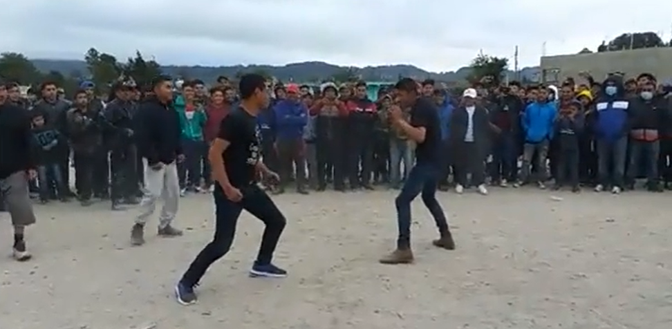 Vecinos en Totonicapán se organizaron para realizar la tradicional pelea de Chivarreto. No obstante, las autoridades comunitarias afirman que lo hicieron sin ningún tipo de permiso. (Foto Prensa Libre: Redes sociales)