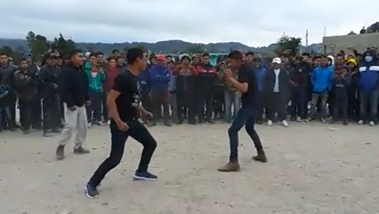 Vecinos en Totonicapán se organizaron para realizar la tradicional pelea de Chivarreto. No obstante, las autoridades comunitarias afirman que lo hicieron sin ningún tipo de permiso. (Foto Prensa Libre: Redes sociales)