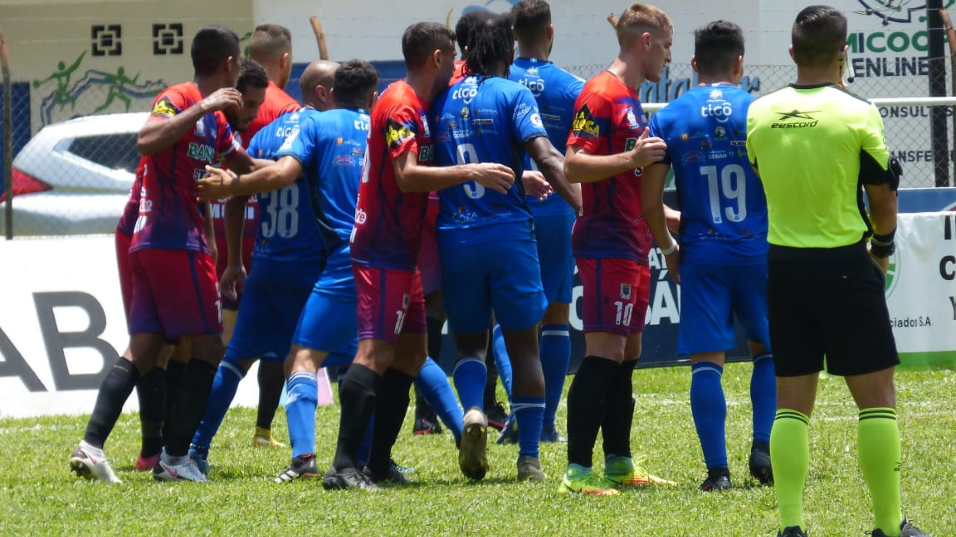 Cobán Imperial e Iztapa empataron 2-2 en la jornada 11 del torneo Clausura 2021. Foto Prensa Libre: Cortesía Andrés Nadf.