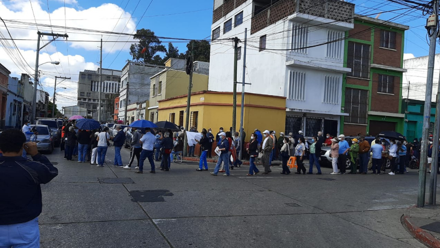 Filas de personas acompañadas de adultos mayores para vacunarse contra el covid-19 en el centro de Gerona, zona 1. Foto: María Luisa Gómez