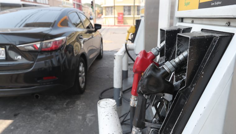 La variación alcista del precio internacional del barril del petróleo incremento el costo de la importación de los combustibles en el mercado local, según el MEM. (Foto Prensa Libre: Hemeroteca) 
