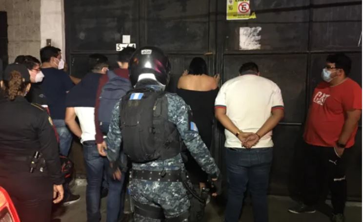 Detenidos por infringir la ley seca el sábado 10 de abril. (Foto Prensa Libre: Hemeroteca PL)