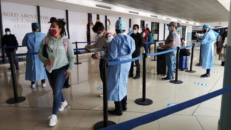 Cientos de guatemaltecos han decidido viajar a Estados Unidos para obtener la vacuna contra el covid-19 debido a la lentitud del sistema de Salud en Guatemala . (Foto Prensa Libre: DGAC)