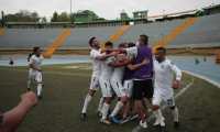 Los jugadores de Comunicaciones B festejan uno de los goles en el partido contra Xinabajul. (Foto Comunicaciones B).