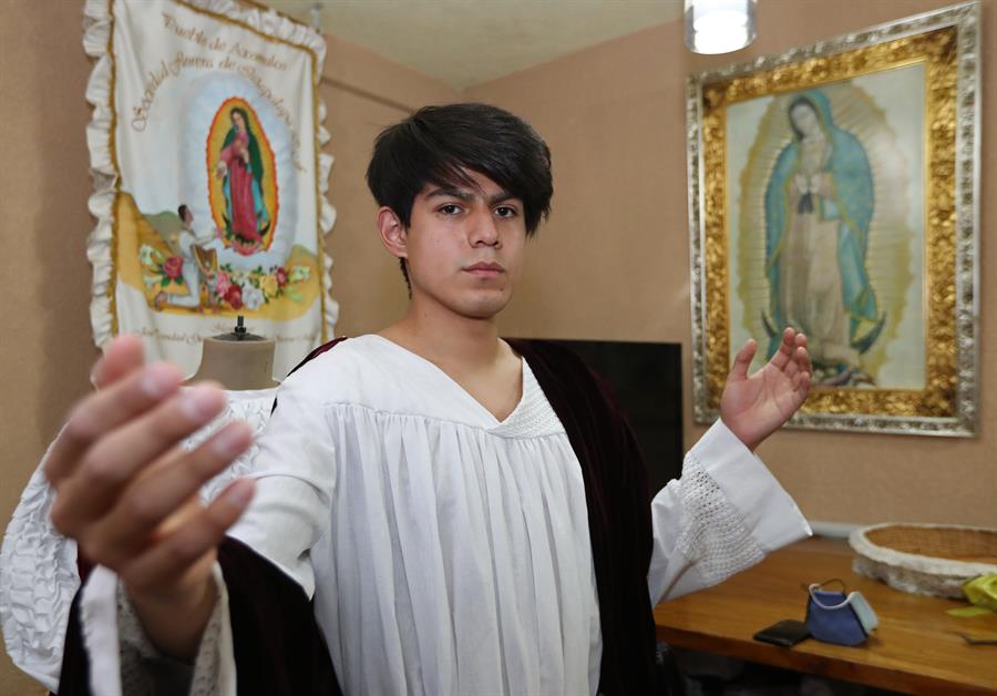 El joven Brandon Rodrigo Neri quería desde niño representar a Cristo en el viacrucis de Iztapalapa, una de las mayores representaciones del mundo. (Foto Prensa Libre: EFE)