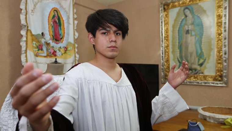 El joven Brandon Rodrigo Neri quería desde niño representar a Cristo en el viacrucis de Iztapalapa, una de las mayores representaciones del mundo. (Foto Prensa Libre: EFE)