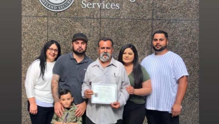 José Ángel Torres y su familia tras la ceremonia de naturalización en San Diego. (Foto tomada de Univision)