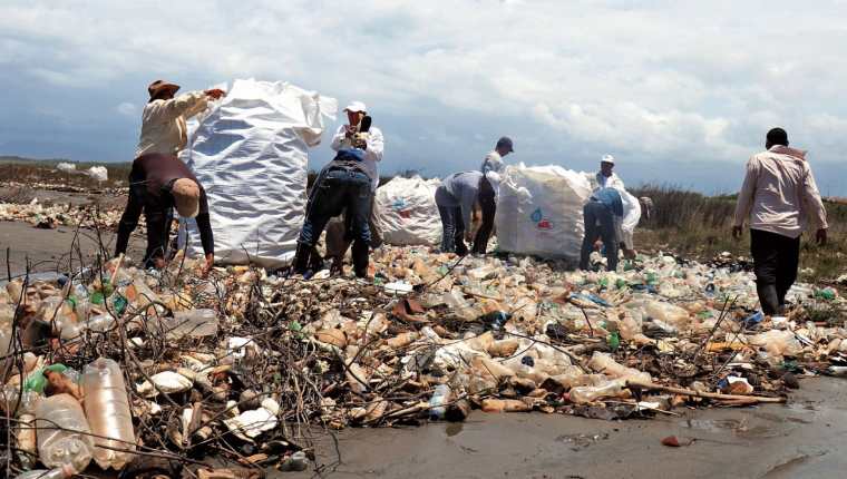 Trabajadores tratan de limpiar un área de la desembocadura del río Motagua. (Foto Prensa Libre: Hemeroteca PL)