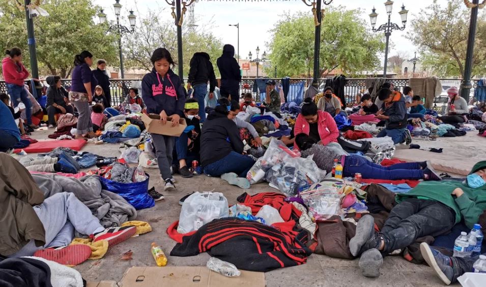 Migrantes centroamericanos deportados permanecen instalados en una plaza pública hoy, en Reynosa, estado de Tamaulipas. (Foto Prensa Libre: EFE)