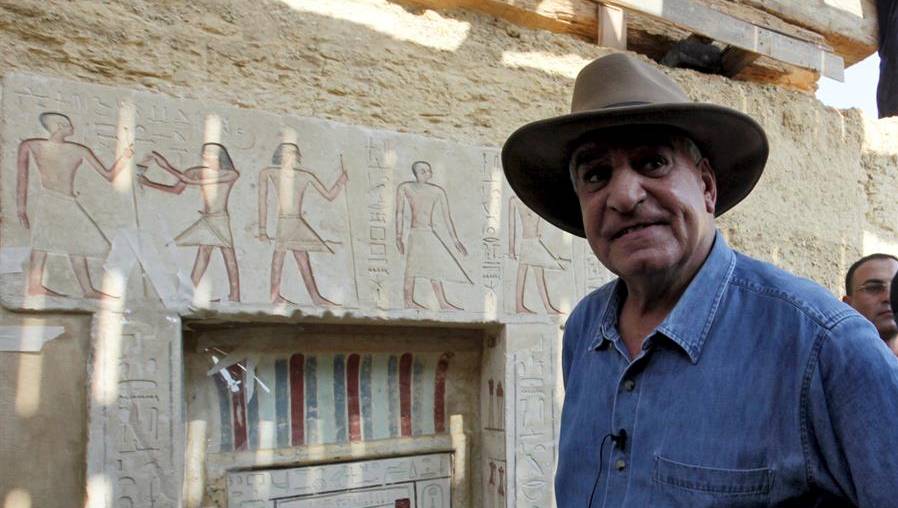 El famoso arqueólogo Zahi Hawas, lideró la misión del hallazgo en Egipto. (Foto Prensa Libre: EFE)
