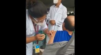 Expulsan a enfermera que fingió vacunar contra el covid-19 a un adulto mayor en México