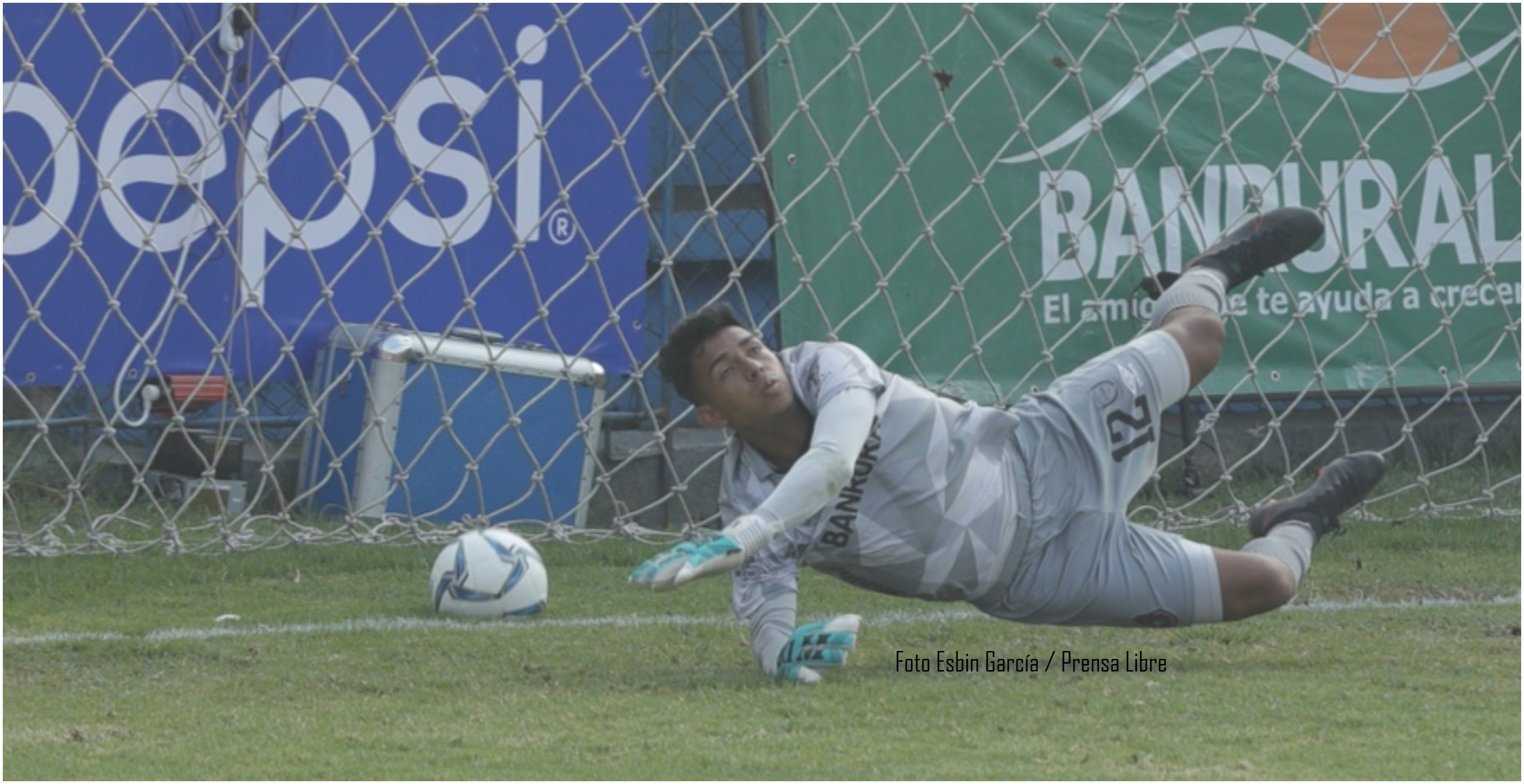 Anllel Porras cobró el penal al minuto 84. El balón topó en el larguero y al rebote cruzó la línea de meta al 100 por ciento. Kenderson Navarro se lanzó a atajar el balón. El asistente 1 no alertó al central Kevin Cacao. Foto Prensa Libre: Esbin García. 