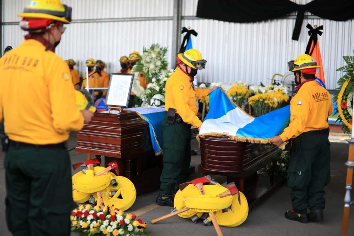 “Ser bombero era su manera de contribuir al país”: Rinden homenaje a los tres rescatistas muertos en incendio forestal
