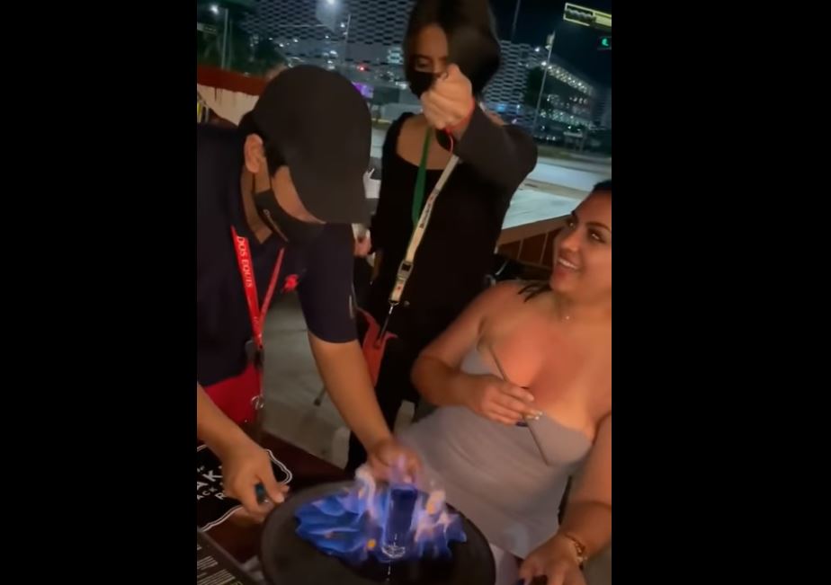 Un mesero del bar  Las de Guanatos, en Cancún, México, incendia la charola momentos previos a que ocurriera el accidente con la turista. (Foto Prensa Libre: Captura de YouTube)