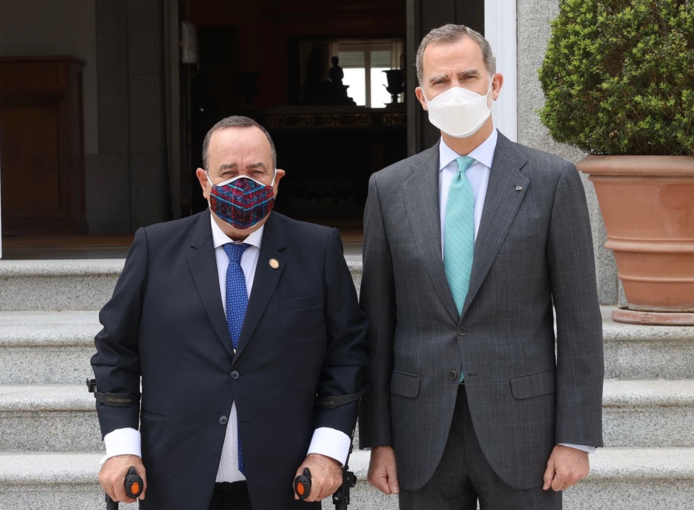 El Rey Felipe VI recibe al presidente de Guatemala, Alejandro Giammattei, en su visita oficial a Madrid, España. (Foto Prensa Libre: @CasaReal) 