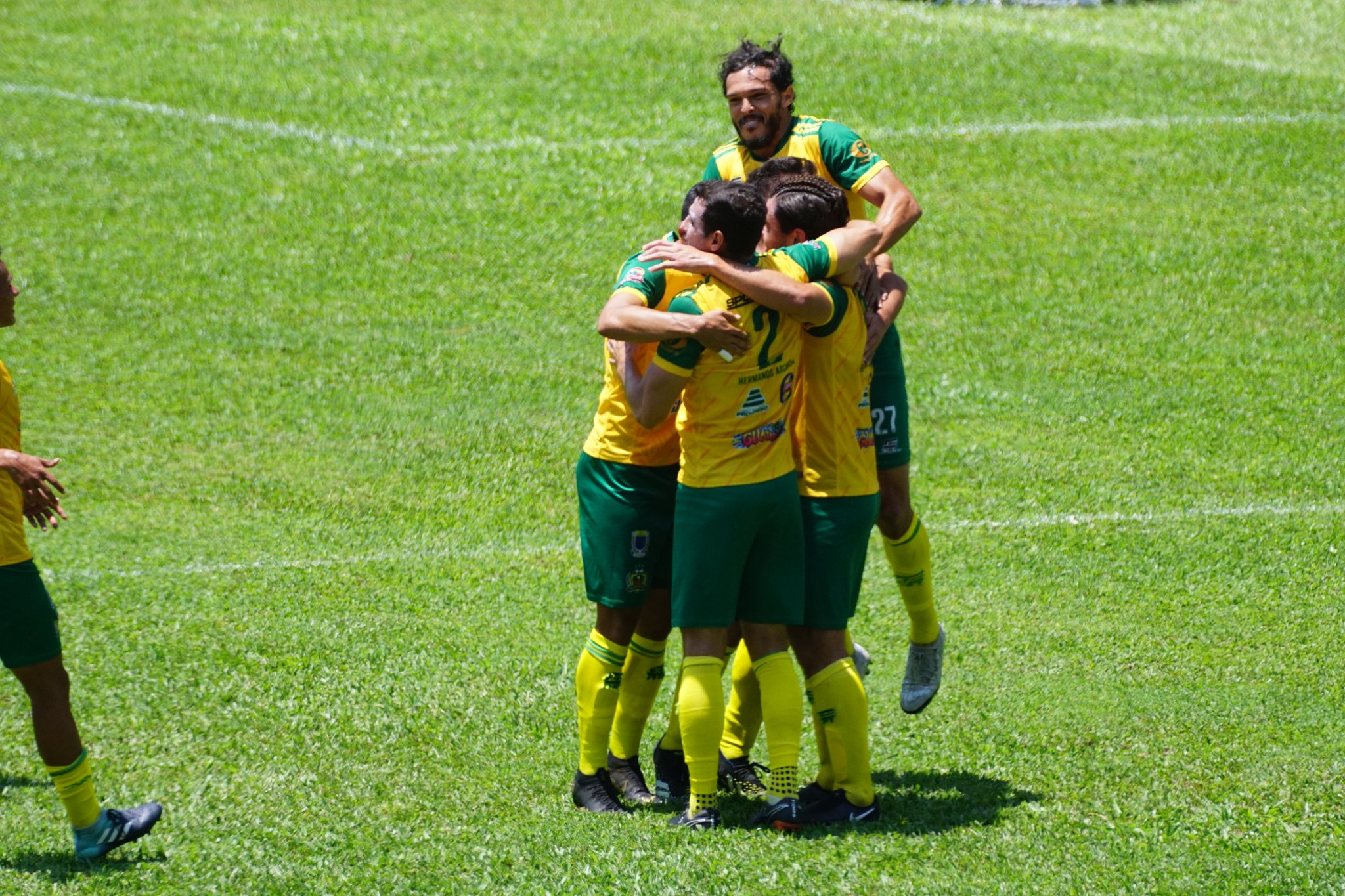 Los jugadores de Guastatoya festejan con Wilson Pineda el gol de la victoria contra Cobán Imperial. (Foto Cortesía AndreNafd).