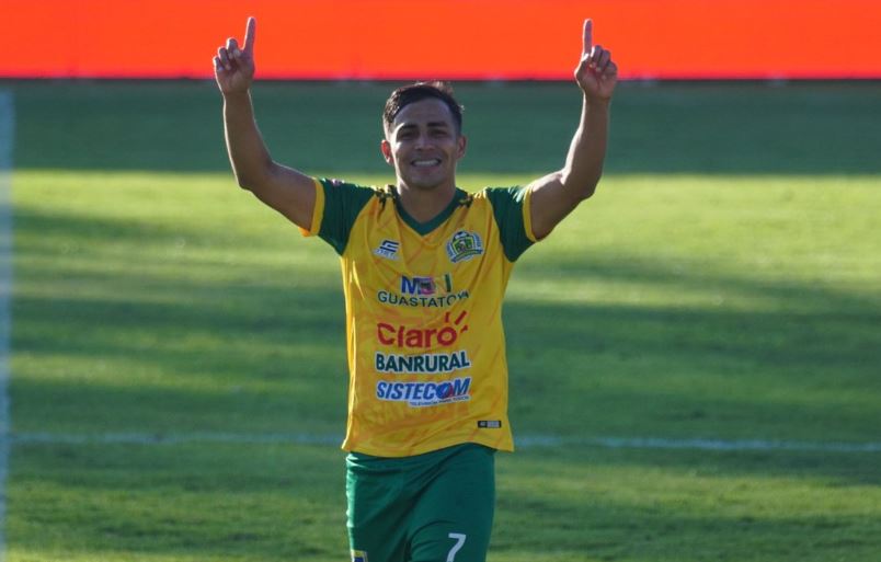 Luis Martínez celebra el gol del empate de Guastatoya frente a Xelajú. (Foto AndresNadf).
