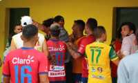 El partido entre Guastatoya y Municipal terminó en una trifulca. (Foto Prensa Libre: Futboleros GT)