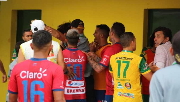 El partido entre Guastatoya y Municipal terminó en una trifulca. (Foto Prensa Libre: Futboleros GT)