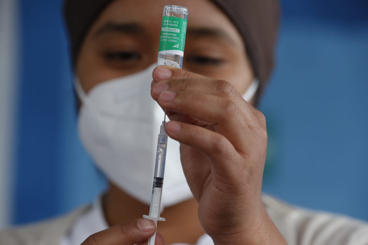 En Guatemala ya inició la vacunación, pero aún no llega para la mayoría de la población. (Foto Prensa Libre: Hemeroteca) 