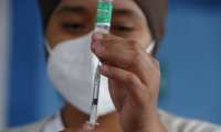 En Guatemala ya inició la vacunación, pero aún no llega para la mayoría de la población. (Foto Prensa Libre: Hemeroteca) 