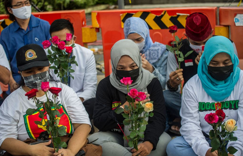 Personas de diversas religiones se reúnen para ofrecer oraciones por los 53 marineros atrapados en el submarino, cuando el ejército de Indonesia confirmó que los 53 tripulantes estaban muertos. (Foto Prensa Libre: AFP)