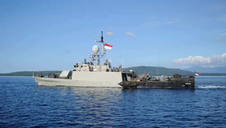 El bote patrullero de la Armada de Indonesia KRI Singa (651) sale de la base naval en Banyuwangi, provincia de Java Oriental el 24 de abril de 2021, (Foto Prensa Libre: AFP)