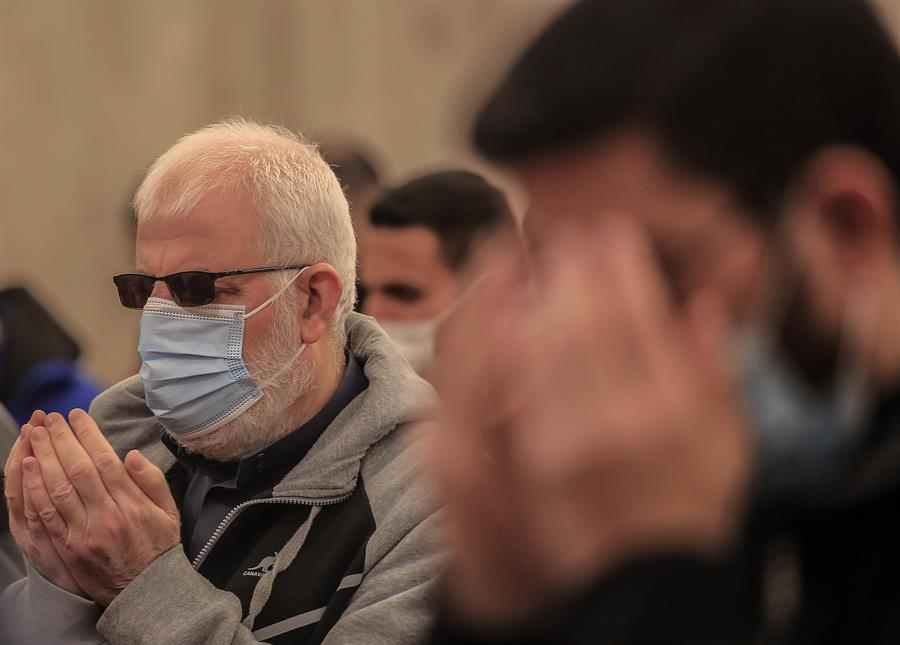 Israel permitirá ir sin mascarilla al aire libre tras ver reducidos los contagios por la vacunación. (Foto Prensa Libre: EFE)
