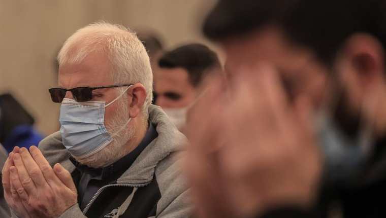 Israel permitirá ir sin mascarilla al aire libre tras ver reducidos los contagios por la vacunación. (Foto Prensa Libre: EFE)
